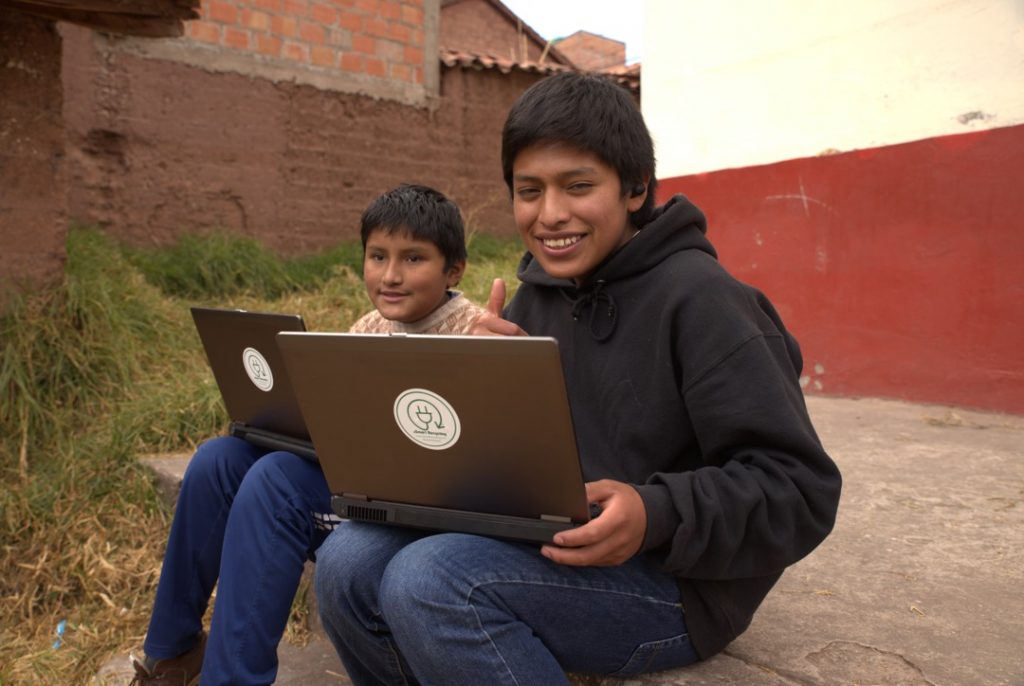 Laptop donation to Añañau ONG